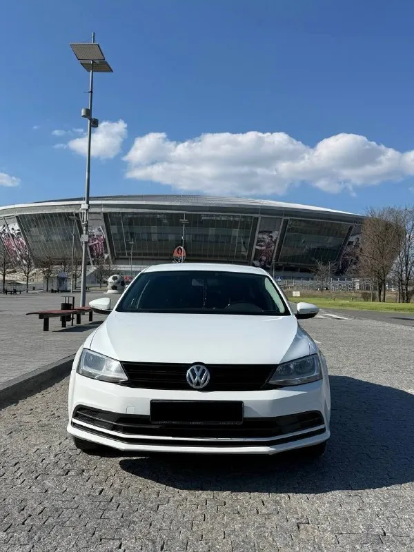 Продам volkswagens jetta 2016, 1.6 атмосферник. продам джету 2016 года 1.6 на механике. родной пробег 214.000 кузов весь в заводском окрасе, в идеальном состоянии как по технической части, так и по салону. салон ухоженный максимально, как будто на автомобиле вообще никто не ездил, в автомобиле приятно находиться. установлен андроид -дисплей, камера заднего вида, парктроники, датчик давления шин, led- оптика, подогрев сидений и многое другое. готов на любые проверки, никаких грюков, стуков, толчков и всего прочего. масло от замены до замены без каких либо доливок. только приятная комфортная езда и приятные эмоции. цена 1.220.000 осмотр в городе донецк. телефон +7-949-340-49-20 (есть тг если проблема со связью) - фотография - 2