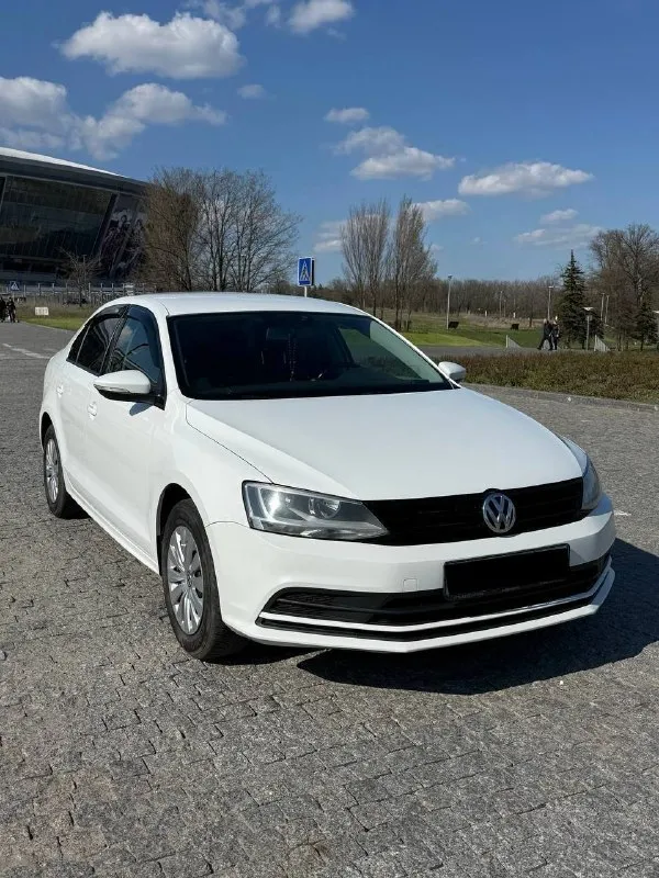 Продам volkswagens jetta 2016, 1.6 атмосферник. продам джету 2016 года 1.6 на механике. родной пробег 214.000 кузов весь в заводском окрасе, в идеальном состоянии как по технической части, так и по салону. салон ухоженный максимально, как будто на автомобиле вообще никто не ездил, в автомобиле приятно находиться. установлен андроид -дисплей, камера заднего вида, парктроники, датчик давления шин, led- оптика, подогрев сидений и многое другое. готов на любые проверки, никаких грюков, стуков, толчков и всего прочего. масло от замены до замены без каких либо доливок. только приятная комфортная езда и приятные эмоции. цена 1.220.000 осмотр в городе донецк. телефон +7-949-340-49-20 (есть тг если проблема со связью) - фотография - 3