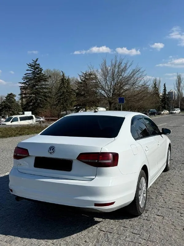 Продам volkswagens jetta 2016, 1.6 атмосферник. продам джету 2016 года 1.6 на механике. родной пробег 214.000 кузов весь в заводском окрасе, в идеальном состоянии как по технической части, так и по салону. салон ухоженный максимально, как будто на автомобиле вообще никто не ездил, в автомобиле приятно находиться. установлен андроид -дисплей, камера заднего вида, парктроники, датчик давления шин, led- оптика, подогрев сидений и многое другое. готов на любые проверки, никаких грюков, стуков, толчков и всего прочего. масло от замены до замены без каких либо доливок. только приятная комфортная езда и приятные эмоции. цена 1.220.000 осмотр в городе донецк. телефон +7-949-340-49-20 (есть тг если проблема со связью) - фотография - 4