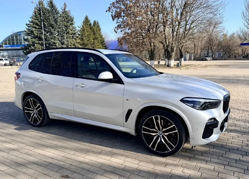 Продам х5 g05 40i! оригинальный пробег 97000км 3.0 бензин !авто европеец(германия)!салон автомобиля как новый, кузов (зоны риска ) оклеены защитной пленкой, в салоне глянцевые элементы и экраны также в пленке !очень красивый цвет белый перламутровый. салон выполнен из очень качественных материалов, натуральной кожи bmw individual!музыка harman kardon, обогрев и охлаждение подстаканников, обогрев руля, беспроводная зарядка, проекция на лобовое стекло, управление жестами, сидения максимального комфорта с ломающими спинками, обширная отделка кожей !хрусталь! доводчики дверей! кузов, бампера и все остальное в родном окрасе !пневма, это очень ощутимо если сравнивать авто с пневмой и без!задняя подруливающая ось что очень редко встречается ! фары с выделением и вырезанием встречных объектов ! очень красивые и топовые колесные диски r22! за иксом следил ухаживал и любил! только оригинальное масло и фильтра !третья машина в семье, гаражное хранение! на обмен не интересует! ц 📞 звоните: +7(959)1633333 - фотография - 1
