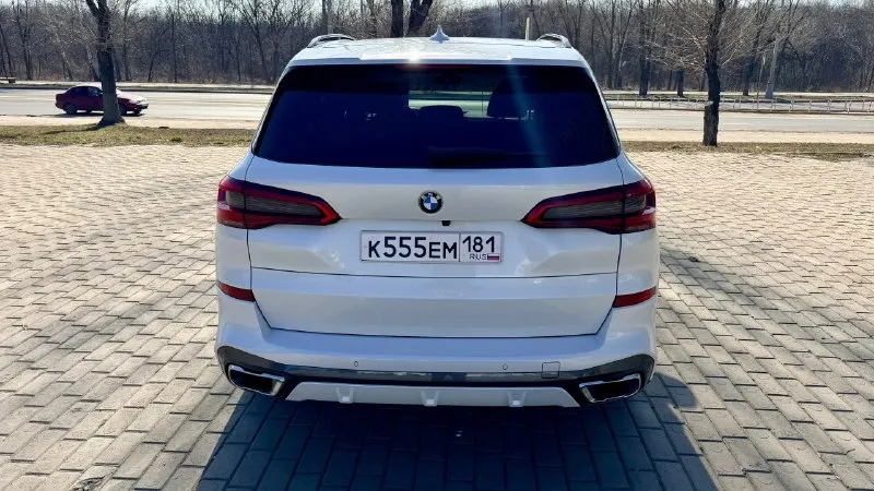 Продам х5 g05 40i! оригинальный пробег 97000км 3.0 бензин !авто европеец(германия)!салон автомобиля как новый, кузов (зоны риска ) оклеены защитной пленкой, в салоне глянцевые элементы и экраны также в пленке !очень красивый цвет белый перламутровый. салон выполнен из очень качественных материалов, натуральной кожи bmw individual!музыка harman kardon, обогрев и охлаждение подстаканников, обогрев руля, беспроводная зарядка, проекция на лобовое стекло, управление жестами, сидения максимального комфорта с ломающими спинками, обширная отделка кожей !хрусталь! доводчики дверей! кузов, бампера и все остальное в родном окрасе !пневма, это очень ощутимо если сравнивать авто с пневмой и без!задняя подруливающая ось что очень редко встречается ! фары с выделением и вырезанием встречных объектов ! очень красивые и топовые колесные диски r22! за иксом следил ухаживал и любил! только оригинальное масло и фильтра !третья машина в семье, гаражное хранение! на обмен не интересует! ц 📞 звоните: +7(959)1633333 - фотография - 3