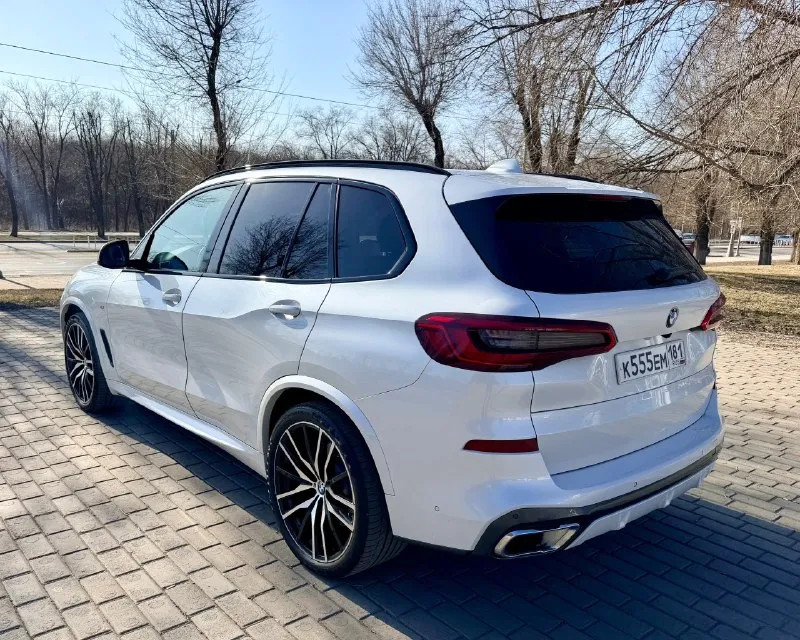 Продам х5 g05 40i! оригинальный пробег 97000км 3.0 бензин !авто европеец(германия)!салон автомобиля как новый, кузов (зоны риска ) оклеены защитной пленкой, в салоне глянцевые элементы и экраны также в пленке !очень красивый цвет белый перламутровый. салон выполнен из очень качественных материалов, натуральной кожи bmw individual!музыка harman kardon, обогрев и охлаждение подстаканников, обогрев руля, беспроводная зарядка, проекция на лобовое стекло, управление жестами, сидения максимального комфорта с ломающими спинками, обширная отделка кожей !хрусталь! доводчики дверей! кузов, бампера и все остальное в родном окрасе !пневма, это очень ощутимо если сравнивать авто с пневмой и без!задняя подруливающая ось что очень редко встречается ! фары с выделением и вырезанием встречных объектов ! очень красивые и топовые колесные диски r22! за иксом следил ухаживал и любил! только оригинальное масло и фильтра !третья машина в семье, гаражное хранение! на обмен не интересует! ц 📞 звоните: +7(959)1633333 - фотография - 4