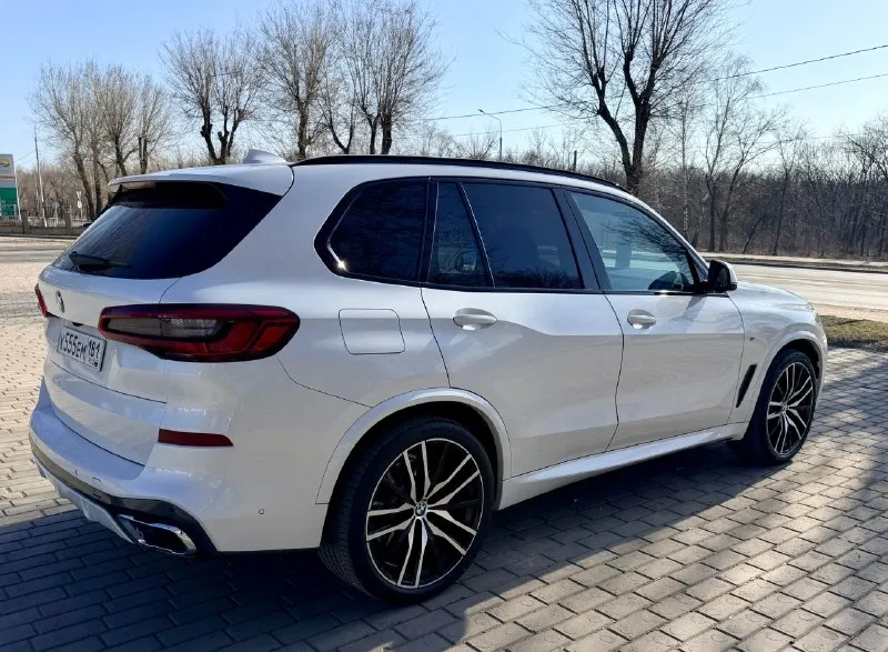 Продам х5 g05 40i! оригинальный пробег 97000км 3.0 бензин !авто европеец(германия)!салон автомобиля как новый, кузов (зоны риска ) оклеены защитной пленкой, в салоне глянцевые элементы и экраны также в пленке !очень красивый цвет белый перламутровый. салон выполнен из очень качественных материалов, натуральной кожи bmw individual!музыка harman kardon, обогрев и охлаждение подстаканников, обогрев руля, беспроводная зарядка, проекция на лобовое стекло, управление жестами, сидения максимального комфорта с ломающими спинками, обширная отделка кожей !хрусталь! доводчики дверей! кузов, бампера и все остальное в родном окрасе !пневма, это очень ощутимо если сравнивать авто с пневмой и без!задняя подруливающая ось что очень редко встречается ! фары с выделением и вырезанием встречных объектов ! очень красивые и топовые колесные диски r22! за иксом следил ухаживал и любил! только оригинальное масло и фильтра !третья машина в семье, гаражное хранение! на обмен не интересует! ц 📞 звоните: +7(959)1633333 - фотография - 5