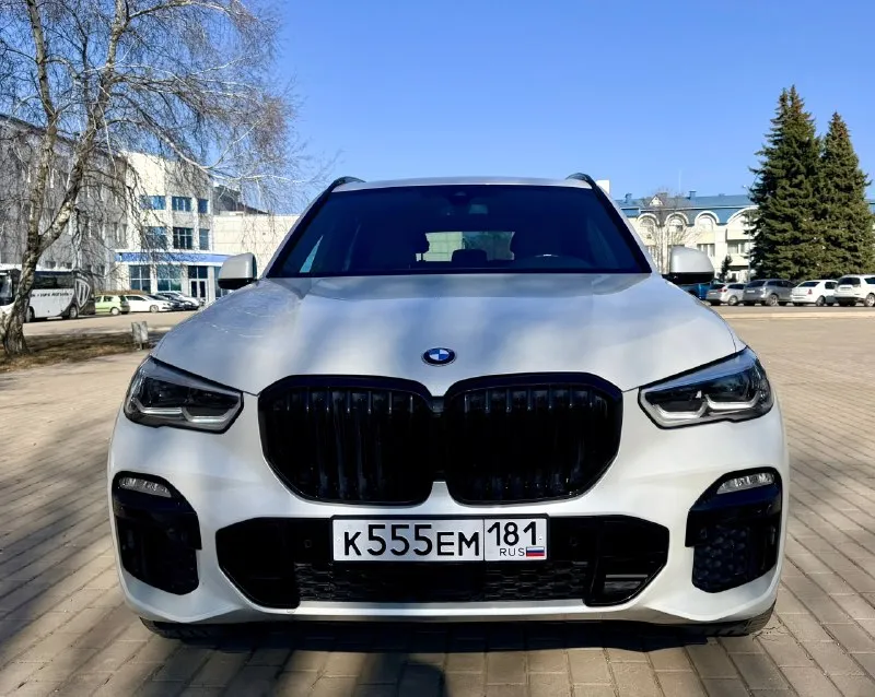 Продам х5 g05 40i! оригинальный пробег 97000км 3.0 бензин !авто европеец(германия)!салон автомобиля как новый, кузов (зоны риска ) оклеены защитной пленкой, в салоне глянцевые элементы и экраны также в пленке !очень красивый цвет белый перламутровый. салон выполнен из очень качественных материалов, натуральной кожи bmw individual!музыка harman kardon, обогрев и охлаждение подстаканников, обогрев руля, беспроводная зарядка, проекция на лобовое стекло, управление жестами, сидения максимального комфорта с ломающими спинками, обширная отделка кожей !хрусталь! доводчики дверей! кузов, бампера и все остальное в родном окрасе !пневма, это очень ощутимо если сравнивать авто с пневмой и без!задняя подруливающая ось что очень редко встречается ! фары с выделением и вырезанием встречных объектов ! очень красивые и топовые колесные диски r22! за иксом следил ухаживал и любил! только оригинальное масло и фильтра !третья машина в семье, гаражное хранение! на обмен не интересует! ц 📞 звоните: +7(959)1633333 - фотография - 6