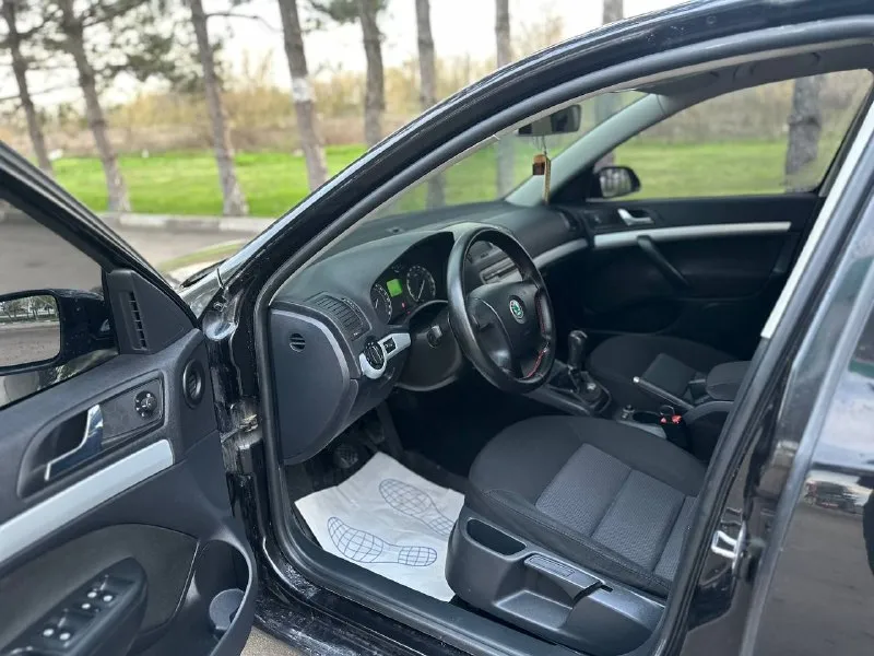 ❗продам skoda octavia a5 ❗ год выпуска 2007,мотор 2.0 бензин коробка: механика 6 ступенчатая. ✅цена: 560.000 руб 📑 юридически абсолютно чистая, любое переоформление без проблем! 4 владельца по птс. 🔥установлена спорт подвеска kayaba (за счет чего шикарная рулежка). так же установлен спорт коллектор с раздвоением труб, убрана вся экология и установлена легкая прошивка (за счет чего динамика автомобиля стала на порядок лучше, а расход остался прежним) по итогу получили ~180л. с. ♻автомобиль в хорошем состоянии. мотор в идеале (масло не берет, работает ровно), коробка тоже, ходовая вся сбитая! по кузову есть нюансы в виде коррозии. салон в шикарном состоянии.2 ключа, все сервисные книжки. ♻комплектация: климат контроль, датчик дождя, датчик света, 3х режимный подогрев сидений, круиз контроль, электро регулировка и подогрев боковых зеркал, центральный замок, усилитель руля, стеклоподъемники,8 подушек безопасности, abs, esp. 🏠осмотр днр, г. амвросиевка ☎️подробности по телефону: +79493060188 (telegram) +79885749747 - фотография - 5
