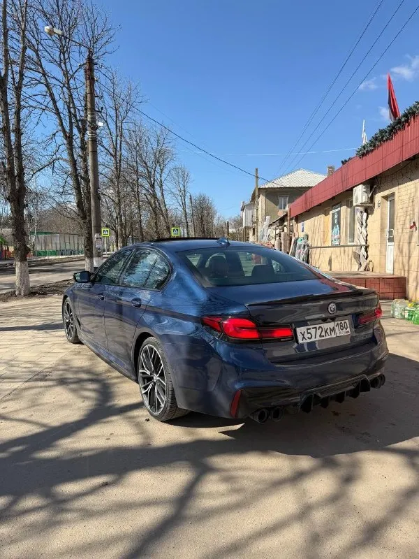 ❗️продам bmw g30 540i ❗️ год выпуска: 2022 двигатель 3.0 бензин пробег: 150.000 км (подтвержденный) были дтп, нечего критического не было, подкрасы без шпаклевки. в данный момент есть сколы на бампере и капоте. салон в отличном состоянии. стекла все родные, безопасность на месте. все обслужено, есть подтверждение ✅ комплектация: заводской м-пакет, carplay, автозапуск, управление жестами, различные ассистенты, м-тормаза, проекция, большая мультимедия, harman/kardon, люк, удержание в полосе, датчик слепых зон, распознание знаков, адаптивные led фары, парктроники в круг, складывающие зеркала, адаптивный круиз контроль, led приборная панель, обогрев руля, подогрев сидений, 3 режима езды(спорт, комфорт, эко), двух зонный климат контроль, адаптивный свет, электро регулировка сидений. очень хорошее авто, которое не оставит никого равнодушным и без внимания, за машину не стыдно, езжу каждый день! готов на любые проверки ! заправляю исключительно 100 бензином. вин код 📞 звоните: +7(949)4095794 - фотография - 3