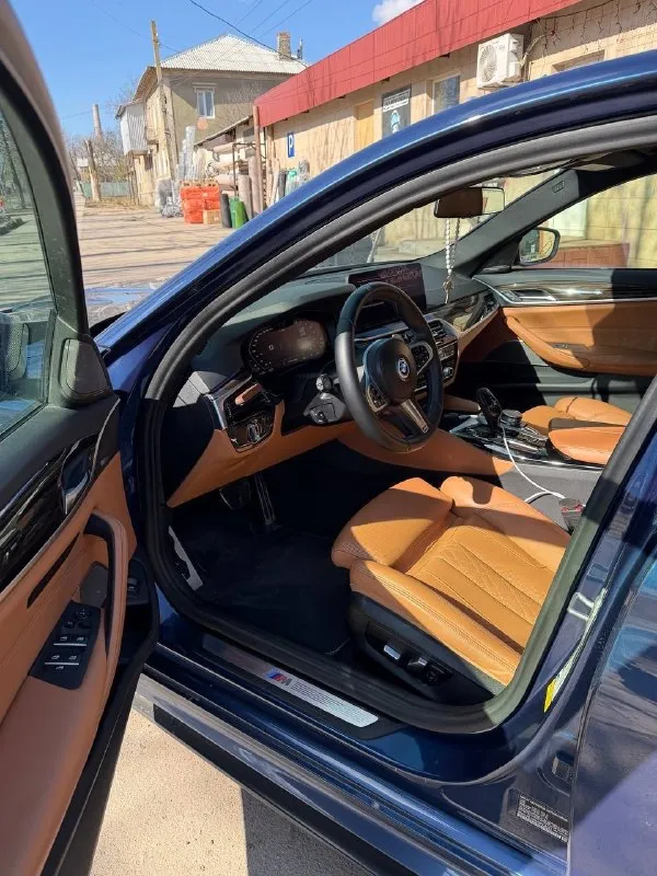 ❗️продам bmw g30 540i ❗️ год выпуска: 2022 двигатель 3.0 бензин пробег: 150.000 км (подтвержденный) были дтп, нечего критического не было, подкрасы без шпаклевки. в данный момент есть сколы на бампере и капоте. салон в отличном состоянии. стекла все родные, безопасность на месте. все обслужено, есть подтверждение ✅ комплектация: заводской м-пакет, carplay, автозапуск, управление жестами, различные ассистенты, м-тормаза, проекция, большая мультимедия, harman/kardon, люк, удержание в полосе, датчик слепых зон, распознание знаков, адаптивные led фары, парктроники в круг, складывающие зеркала, адаптивный круиз контроль, led приборная панель, обогрев руля, подогрев сидений, 3 режима езды(спорт, комфорт, эко), двух зонный климат контроль, адаптивный свет, электро регулировка сидений. очень хорошее авто, которое не оставит никого равнодушным и без внимания, за машину не стыдно, езжу каждый день! готов на любые проверки ! заправляю исключительно 100 бензином. вин код 📞 звоните: +7(949)4095794 - фотография - 5