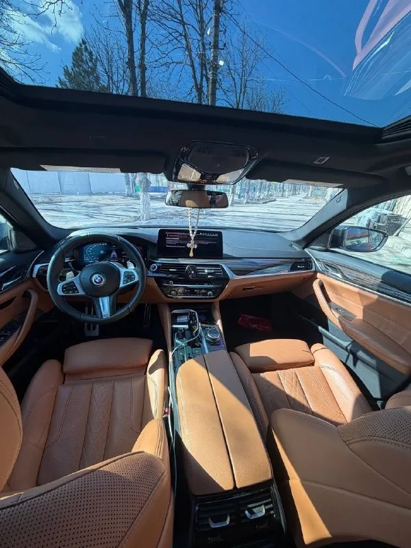 ❗️продам bmw g30 540i ❗️ год выпуска: 2022 двигатель 3.0 бензин пробег: 150.000 км (подтвержденный) были дтп, нечего критического не было, подкрасы без шпаклевки. в данный момент есть сколы на бампере и капоте. салон в отличном состоянии. стекла все родные, безопасность на месте. все обслужено, есть подтверждение ✅ комплектация: заводской м-пакет, carplay, автозапуск, управление жестами, различные ассистенты, м-тормаза, проекция, большая мультимедия, harman/kardon, люк, удержание в полосе, датчик слепых зон, распознание знаков, адаптивные led фары, парктроники в круг, складывающие зеркала, адаптивный круиз контроль, led приборная панель, обогрев руля, подогрев сидений, 3 режима езды(спорт, комфорт, эко), двух зонный климат контроль, адаптивный свет, электро регулировка сидений. очень хорошее авто, которое не оставит никого равнодушным и без внимания, за машину не стыдно, езжу каждый день! готов на любые проверки ! заправляю исключительно 100 бензином. вин код 📞 звоните: +7(949)4095794 - фотография - 6