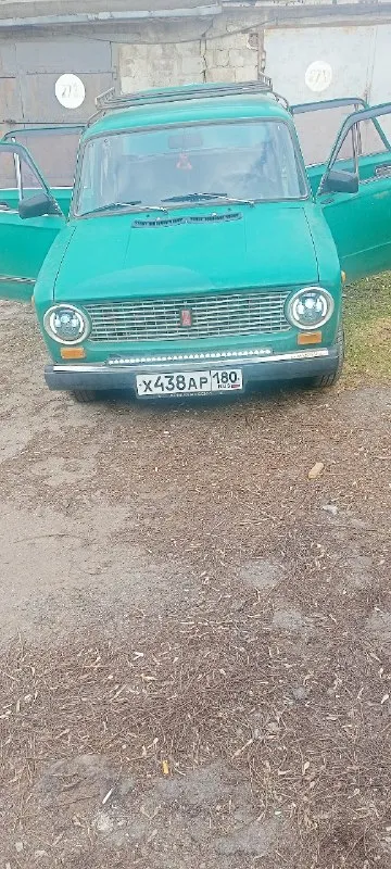 Продам ваз 21011 1976г. на уверенном ходу, все испрано, печка греет, новый моторчик, новый руль, сиденье черная кожа, новое сцепление, ходовка перебрана, двигатель, коробка все работает отлично! из допов установлен багажник, противотуманки, led фары, новая магнитола. новые шины зима и лето !! за машинкой следил, состояние достойное, обработана аникором, не гнилая, на уверенном ходу !! цена 85к! номера рф я хозяин. +79490728339 📞 звоните: +7(949)0728339 - фотография - 3
