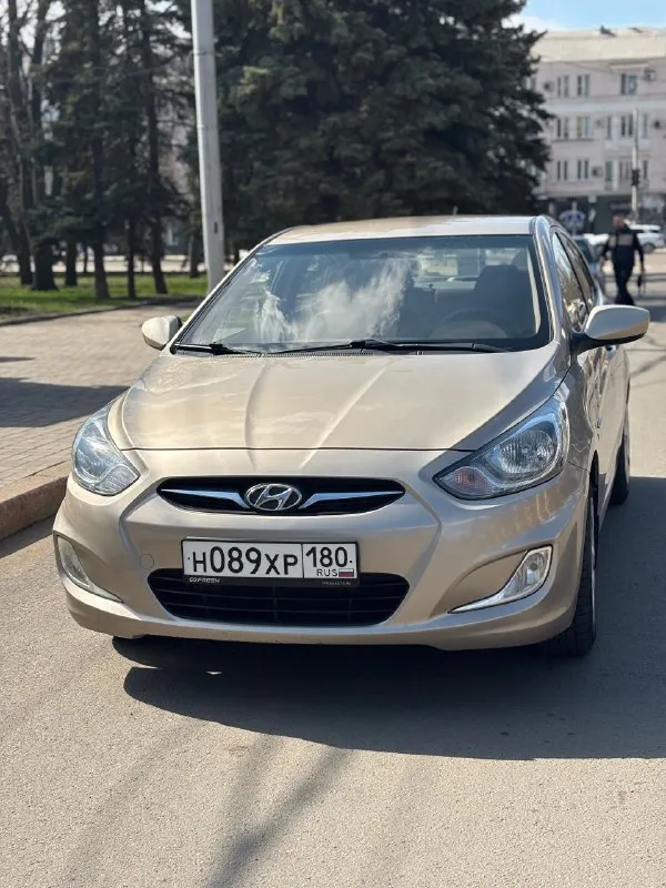 Продам hyundai solaris 2014 год 1.6 механика. пройден тех. осмотр. полностью зеленая автотека. авто в родном окрасе, в дтп не участвовала, все зазоры идеальны. салон в отличном состоянии. не дымит, не коптит, двигатель работает как часики, масло не жрет. масло лью синтетику 5w30 мобил. родной пробег 197000 тыс, что подтверждается автотекой. машина вся обслужена и вложений не требует, сел и поехал. масла, фильтра, все расходники поменяны. 4 стеклоподъемника с доводчиками. два ключа, сигнализация старлайн. задний парктронник. новый аккумулятор. в такси, каршеринге никогда не была. обмен не интересен. цена 1020 000 торг. +79493244313 - фотография - 1