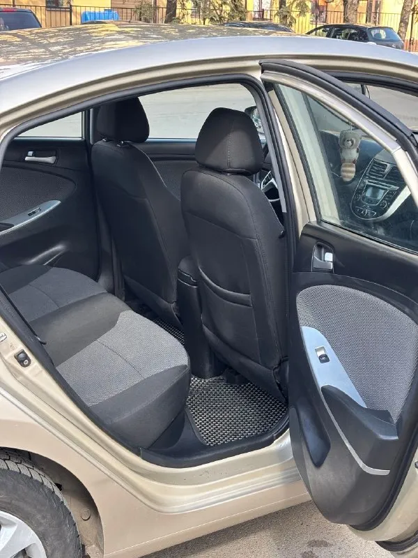 Продам hyundai solaris 2014 год 1.6 механика. пройден тех. осмотр. полностью зеленая автотека. авто в родном окрасе, в дтп не участвовала, все зазоры идеальны. салон в отличном состоянии. не дымит, не коптит, двигатель работает как часики, масло не жрет. масло лью синтетику 5w30 мобил. родной пробег 197000 тыс, что подтверждается автотекой. машина вся обслужена и вложений не требует, сел и поехал. масла, фильтра, все расходники поменяны. 4 стеклоподъемника с доводчиками. два ключа, сигнализация старлайн. задний парктронник. новый аккумулятор. в такси, каршеринге никогда не была. обмен не интересен. цена 1020 000 торг. +79493244313 - фотография - 10