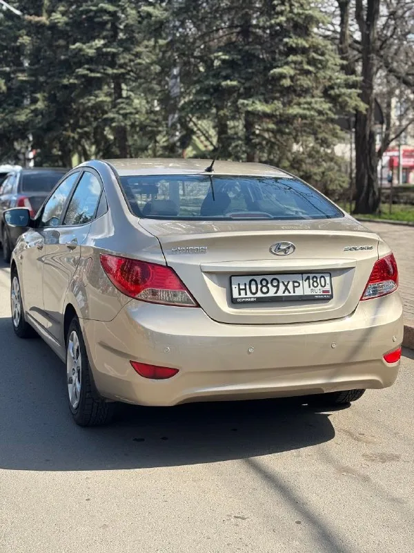 Продам hyundai solaris 2014 год 1.6 механика. пройден тех. осмотр. полностью зеленая автотека. авто в родном окрасе, в дтп не участвовала, все зазоры идеальны. салон в отличном состоянии. не дымит, не коптит, двигатель работает как часики, масло не жрет. масло лью синтетику 5w30 мобил. родной пробег 197000 тыс, что подтверждается автотекой. машина вся обслужена и вложений не требует, сел и поехал. масла, фильтра, все расходники поменяны. 4 стеклоподъемника с доводчиками. два ключа, сигнализация старлайн. задний парктронник. новый аккумулятор. в такси, каршеринге никогда не была. обмен не интересен. цена 1020 000 торг. +79493244313 - фотография - 2