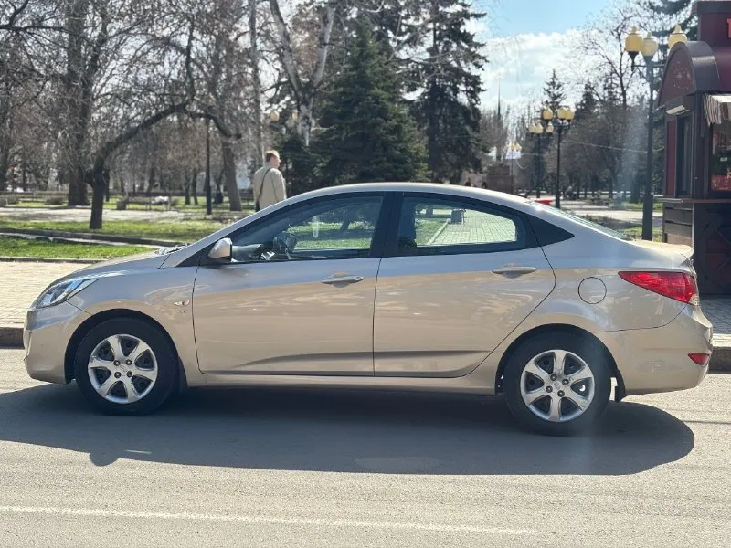Продам hyundai solaris 2014 год 1.6 механика. пройден тех. осмотр. полностью зеленая автотека. авто в родном окрасе, в дтп не участвовала, все зазоры идеальны. салон в отличном состоянии. не дымит, не коптит, двигатель работает как часики, масло не жрет. масло лью синтетику 5w30 мобил. родной пробег 197000 тыс, что подтверждается автотекой. машина вся обслужена и вложений не требует, сел и поехал. масла, фильтра, все расходники поменяны. 4 стеклоподъемника с доводчиками. два ключа, сигнализация старлайн. задний парктронник. новый аккумулятор. в такси, каршеринге никогда не была. обмен не интересен. цена 1020 000 торг. +79493244313 - фотография - 3