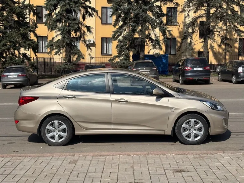 Продам hyundai solaris 2014 год 1.6 механика. пройден тех. осмотр. полностью зеленая автотека. авто в родном окрасе, в дтп не участвовала, все зазоры идеальны. салон в отличном состоянии. не дымит, не коптит, двигатель работает как часики, масло не жрет. масло лью синтетику 5w30 мобил. родной пробег 197000 тыс, что подтверждается автотекой. машина вся обслужена и вложений не требует, сел и поехал. масла, фильтра, все расходники поменяны. 4 стеклоподъемника с доводчиками. два ключа, сигнализация старлайн. задний парктронник. новый аккумулятор. в такси, каршеринге никогда не была. обмен не интересен. цена 1020 000 торг. +79493244313 - фотография - 4