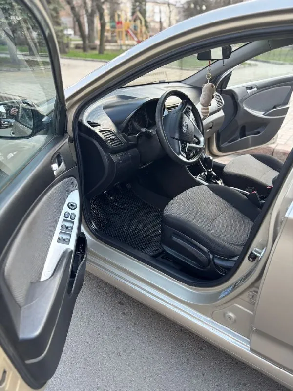 Продам hyundai solaris 2014 год 1.6 механика. пройден тех. осмотр. полностью зеленая автотека. авто в родном окрасе, в дтп не участвовала, все зазоры идеальны. салон в отличном состоянии. не дымит, не коптит, двигатель работает как часики, масло не жрет. масло лью синтетику 5w30 мобил. родной пробег 197000 тыс, что подтверждается автотекой. машина вся обслужена и вложений не требует, сел и поехал. масла, фильтра, все расходники поменяны. 4 стеклоподъемника с доводчиками. два ключа, сигнализация старлайн. задний парктронник. новый аккумулятор. в такси, каршеринге никогда не была. обмен не интересен. цена 1020 000 торг. +79493244313 - фотография - 5