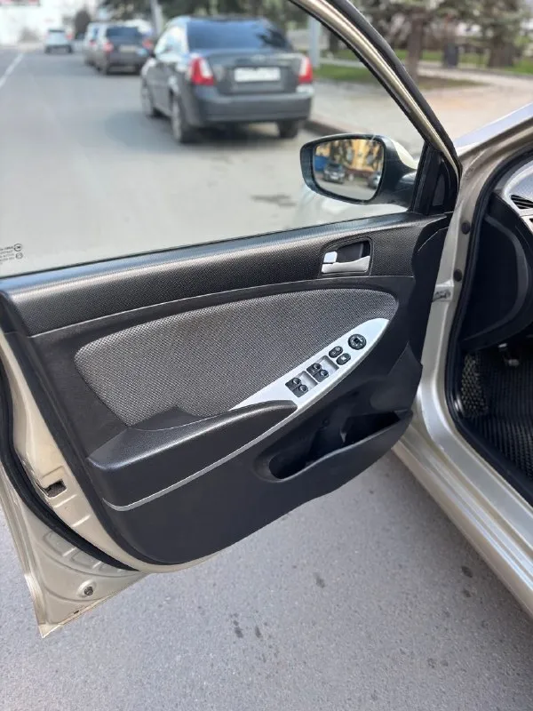 Продам hyundai solaris 2014 год 1.6 механика. пройден тех. осмотр. полностью зеленая автотека. авто в родном окрасе, в дтп не участвовала, все зазоры идеальны. салон в отличном состоянии. не дымит, не коптит, двигатель работает как часики, масло не жрет. масло лью синтетику 5w30 мобил. родной пробег 197000 тыс, что подтверждается автотекой. машина вся обслужена и вложений не требует, сел и поехал. масла, фильтра, все расходники поменяны. 4 стеклоподъемника с доводчиками. два ключа, сигнализация старлайн. задний парктронник. новый аккумулятор. в такси, каршеринге никогда не была. обмен не интересен. цена 1020 000 торг. +79493244313 - фотография - 6