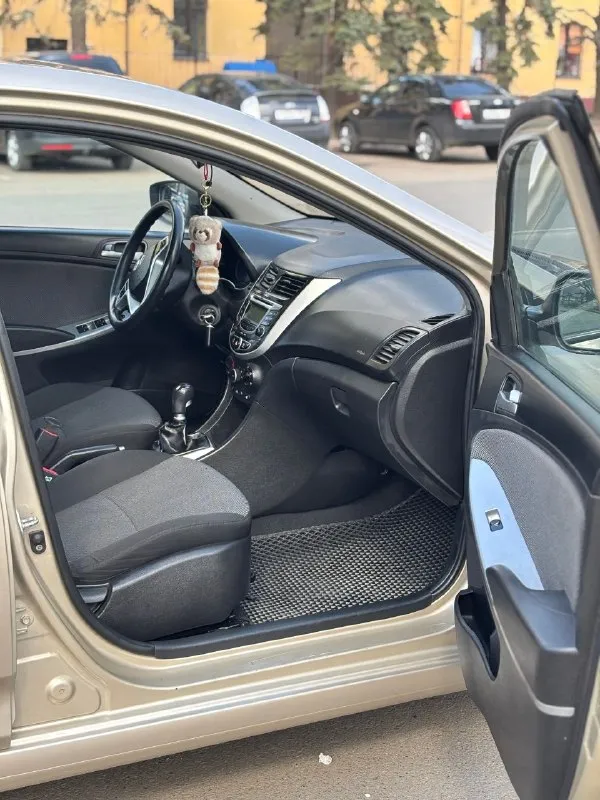 Продам hyundai solaris 2014 год 1.6 механика. пройден тех. осмотр. полностью зеленая автотека. авто в родном окрасе, в дтп не участвовала, все зазоры идеальны. салон в отличном состоянии. не дымит, не коптит, двигатель работает как часики, масло не жрет. масло лью синтетику 5w30 мобил. родной пробег 197000 тыс, что подтверждается автотекой. машина вся обслужена и вложений не требует, сел и поехал. масла, фильтра, все расходники поменяны. 4 стеклоподъемника с доводчиками. два ключа, сигнализация старлайн. задний парктронник. новый аккумулятор. в такси, каршеринге никогда не была. обмен не интересен. цена 1020 000 торг. +79493244313 - фотография - 7