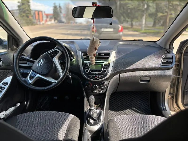 Продам hyundai solaris 2014 год 1.6 механика. пройден тех. осмотр. полностью зеленая автотека. авто в родном окрасе, в дтп не участвовала, все зазоры идеальны. салон в отличном состоянии. не дымит, не коптит, двигатель работает как часики, масло не жрет. масло лью синтетику 5w30 мобил. родной пробег 197000 тыс, что подтверждается автотекой. машина вся обслужена и вложений не требует, сел и поехал. масла, фильтра, все расходники поменяны. 4 стеклоподъемника с доводчиками. два ключа, сигнализация старлайн. задний парктронник. новый аккумулятор. в такси, каршеринге никогда не была. обмен не интересен. цена 1020 000 торг. +79493244313 - фотография - 8