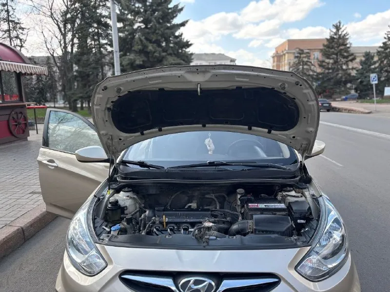 Продам hyundai solaris 2014 год 1.6 механика. пройден тех. осмотр. полностью зеленая автотека. авто в родном окрасе, в дтп не участвовала, все зазоры идеальны. салон в отличном состоянии. не дымит, не коптит, двигатель работает как часики, масло не жрет. масло лью синтетику 5w30 мобил. родной пробег 197000 тыс, что подтверждается автотекой. машина вся обслужена и вложений не требует, сел и поехал. масла, фильтра, все расходники поменяны. 4 стеклоподъемника с доводчиками. два ключа, сигнализация старлайн. задний парктронник. новый аккумулятор. в такси, каршеринге никогда не была. обмен не интересен. цена 1020 000 торг. +79493244313 - фотография - 9