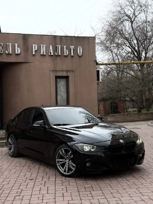 🔥 bmw 3 серия f30 2013 — драйв, стиль и эмоции! автомобиль в отличном состоянии — как технически, так и внешне. полностью обслужен, без вложений. двигатель 2.0 бензин — работает идеально: тихо, ровно, не троит и не дымит. отличная динамика, зажигалка, едет бодро и уверенно. — переключает плавно и мягко, без пинков и задержек. ходовая часть — отрабатывает идеально, без шумов и посторонних звуков. 💎 салон: кожа в отличном состоянии, мультируль 🚘 автомобиль полностью исправен — сел и поехал в любую точку. 📄 юридически чистый — любое оформление без проблем. 📍 осмотр: донецк 🔄 возможен обмен 💳 возможна продажа в кредит 💰 цена: 1 450 000 ₽ (торг с быстрым покупателем) ☎️ +7 949 453-80-40 ☎️ +7 949 742-53-98 номер рф: 89281188827 📞 звоните: +7(949)4538040 - фотография - 4