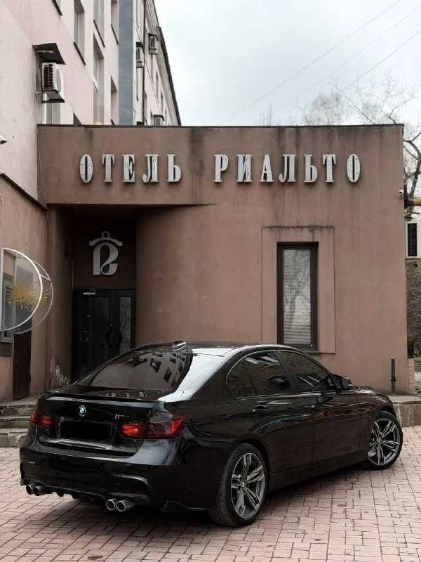 🔥 bmw 3 серия f30 2013 — драйв, стиль и эмоции! автомобиль в отличном состоянии — как технически, так и внешне. полностью обслужен, без вложений. двигатель 2.0 бензин — работает идеально: тихо, ровно, не троит и не дымит. отличная динамика, зажигалка, едет бодро и уверенно. — переключает плавно и мягко, без пинков и задержек. ходовая часть — отрабатывает идеально, без шумов и посторонних звуков. 💎 салон: кожа в отличном состоянии, мультируль 🚘 автомобиль полностью исправен — сел и поехал в любую точку. 📄 юридически чистый — любое оформление без проблем. 📍 осмотр: донецк 🔄 возможен обмен 💳 возможна продажа в кредит 💰 цена: 1 450 000 ₽ (торг с быстрым покупателем) ☎️ +7 949 453-80-40 ☎️ +7 949 742-53-98 номер рф: 89281188827 📞 звоните: +7(949)4538040 - фотография - 5