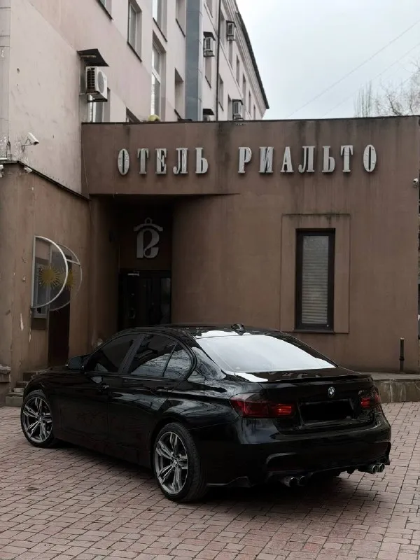 🔥 bmw 3 серия f30 2013 — драйв, стиль и эмоции! автомобиль в отличном состоянии — как технически, так и внешне. полностью обслужен, без вложений. двигатель 2.0 бензин — работает идеально: тихо, ровно, не троит и не дымит. отличная динамика, зажигалка, едет бодро и уверенно. — переключает плавно и мягко, без пинков и задержек. ходовая часть — отрабатывает идеально, без шумов и посторонних звуков. 💎 салон: кожа в отличном состоянии, мультируль 🚘 автомобиль полностью исправен — сел и поехал в любую точку. 📄 юридически чистый — любое оформление без проблем. 📍 осмотр: донецк 🔄 возможен обмен 💳 возможна продажа в кредит 💰 цена: 1 450 000 ₽ (торг с быстрым покупателем) ☎️ +7 949 453-80-40 ☎️ +7 949 742-53-98 номер рф: 89281188827 📞 звоните: +7(949)4538040 - фотография - 6