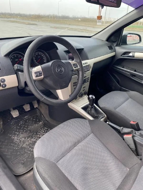 Продам opel astra h ( opel астра ш) рестайлинг 2008 г. в. в хорошем состоянии. хорошая комплектация: климат контроль (заправлен, работает хорошо), круиз контроль, электрозеркала, мультируль, подогревы сидений. по кузову есть мелкие недочеты, царапины, вмятинки, сколы краски. учитывайте, что машине 20 лет! по технической части вложений не требует. двигатель работает ровно, без посторонних звуков, масло не расходует. кпп без нареканий работает в штатном режиме. за свои деньги отличный авто в достойном состоянии. адекватным покупателям уступлю возле автомобиля. цена 365 000 телефон +79524162292 📲 tg: александр 📞 звоните: +7(952)4162292 - фотография - 10