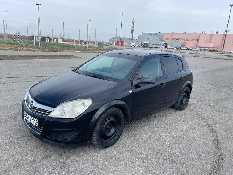 Продам opel astra h ( opel астра ш) рестайлинг 2008 г. в. в хорошем состоянии. хорошая комплектация: климат контроль (заправлен, работает хорошо), круиз контроль, электрозеркала, мультируль, подогревы сидений. по кузову есть мелкие недочеты, царапины, вмятинки, сколы краски. учитывайте, что машине 20 лет! по технической части вложений не требует. двигатель работает ровно, без посторонних звуков, масло не расходует. кпп без нареканий работает в штатном режиме. за свои деньги отличный авто в достойном состоянии. адекватным покупателям уступлю возле автомобиля. цена 365 000 телефон +79524162292 📲 tg: александр 📞 звоните: +7(952)4162292 - фотография - 2