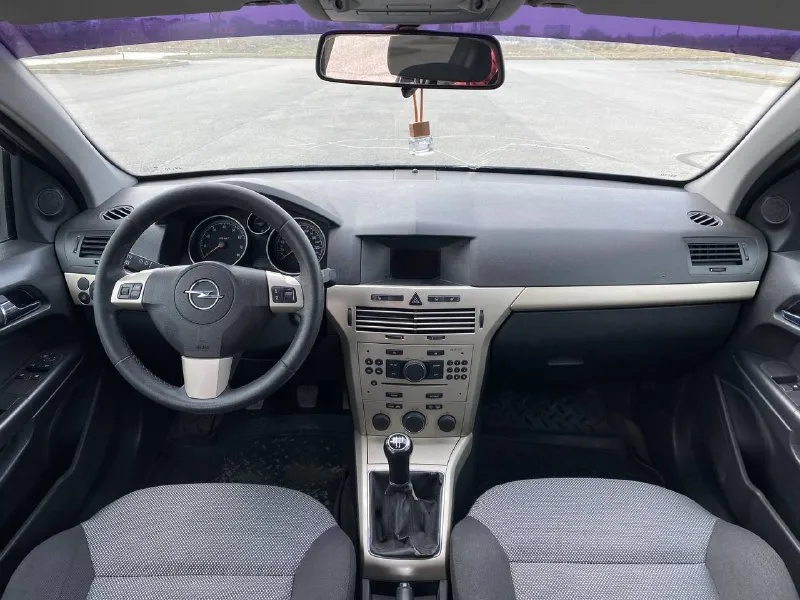 Продам opel astra h ( opel астра ш) рестайлинг 2008 г. в. в хорошем состоянии. хорошая комплектация: климат контроль (заправлен, работает хорошо), круиз контроль, электрозеркала, мультируль, подогревы сидений. по кузову есть мелкие недочеты, царапины, вмятинки, сколы краски. учитывайте, что машине 20 лет! по технической части вложений не требует. двигатель работает ровно, без посторонних звуков, масло не расходует. кпп без нареканий работает в штатном режиме. за свои деньги отличный авто в достойном состоянии. адекватным покупателям уступлю возле автомобиля. цена 365 000 телефон +79524162292 📲 tg: александр 📞 звоните: +7(952)4162292 - фотография - 8