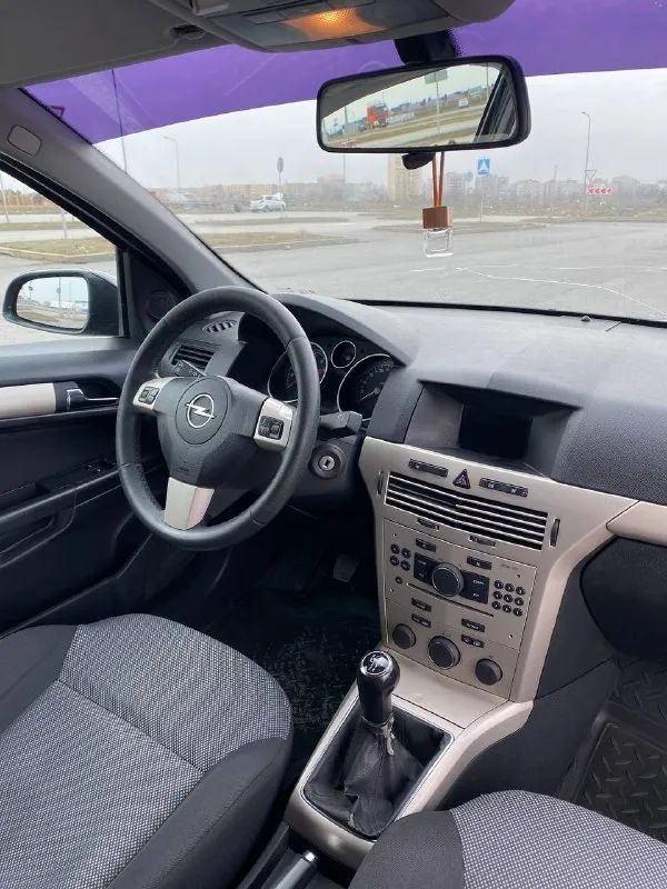 Продам opel astra h ( opel астра ш) рестайлинг 2008 г. в. в хорошем состоянии. хорошая комплектация: климат контроль (заправлен, работает хорошо), круиз контроль, электрозеркала, мультируль, подогревы сидений. по кузову есть мелкие недочеты, царапины, вмятинки, сколы краски. учитывайте, что машине 20 лет! по технической части вложений не требует. двигатель работает ровно, без посторонних звуков, масло не расходует. кпп без нареканий работает в штатном режиме. за свои деньги отличный авто в достойном состоянии. адекватным покупателям уступлю возле автомобиля. цена 365 000 телефон +79524162292 📲 tg: александр 📞 звоните: +7(952)4162292 - фотография - 9