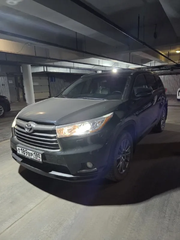 Продаю toyota хайлендер. 2014 чёрный. отдам в хорошие руки))) владею 2 года. хранение в паркинге. на зимней резине, летняя прилагается. в салоне не курили. в машине все работает. все то проходил во время. до замены масла 4000. сел и поехал, делать ничего не надо. toyota управляй мечтой цена 3.2 🍋. +79494987112 телега макс 📞 звоните: +7(949)4987112 - фотография - 1