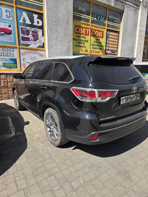 Продаю toyota хайлендер. 2014 чёрный. отдам в хорошие руки))) владею 2 года. хранение в паркинге. на зимней резине, летняя прилагается. в салоне не курили. в машине все работает. все то проходил во время. до замены масла 4000. сел и поехал, делать ничего не надо. toyota управляй мечтой цена 3.2 🍋. +79494987112 телега макс 📞 звоните: +7(949)4987112 - фотография - 2