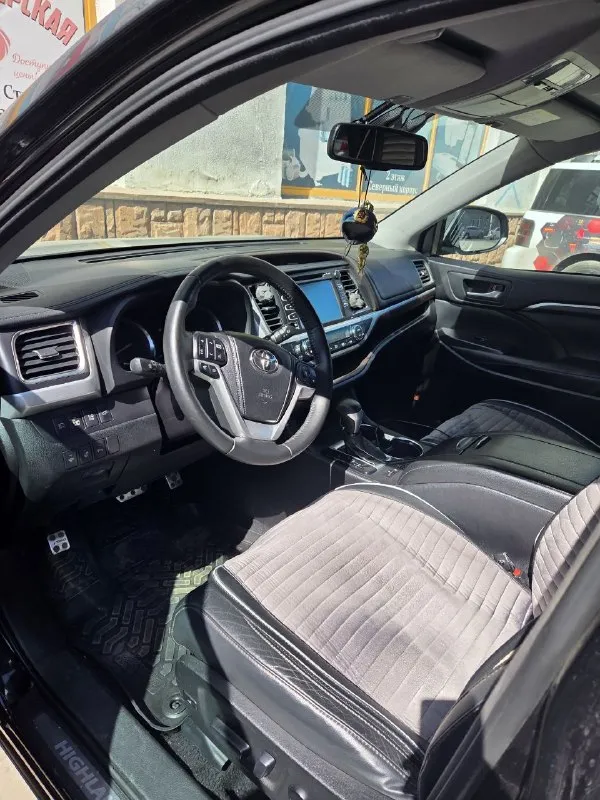 Продаю toyota хайлендер. 2014 чёрный. отдам в хорошие руки))) владею 2 года. хранение в паркинге. на зимней резине, летняя прилагается. в салоне не курили. в машине все работает. все то проходил во время. до замены масла 4000. сел и поехал, делать ничего не надо. toyota управляй мечтой цена 3.2 🍋. +79494987112 телега макс 📞 звоните: +7(949)4987112 - фотография - 3