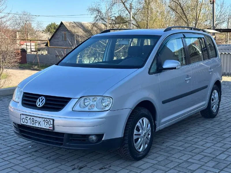Продам volkswagen touran 1.6 бензин год выпуска 2004 пробег 170000 тысяч родной пробег коробка механика кузов в идеальном состоянии, без дтп, без ржавчин, без вмятин, без коррозии, по двигателю всё идеально, не троит, не дымит, коробка работает идеально, все скорости включаются не выбиваю, не хрустят, салон чистый ухоженный, по комплектации кондиционер подогрев сидений лэ стекло подъемники и многое другое цена 650 000 +7 📞 звоните: +7(949)3943583 - фотография - 1