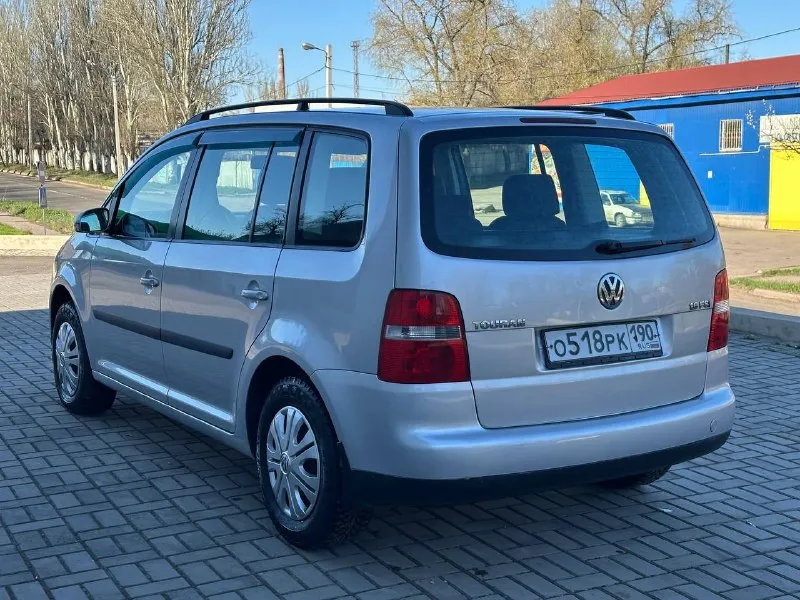 Продам volkswagen touran 1.6 бензин год выпуска 2004 пробег 170000 тысяч родной пробег коробка механика кузов в идеальном состоянии, без дтп, без ржавчин, без вмятин, без коррозии, по двигателю всё идеально, не троит, не дымит, коробка работает идеально, все скорости включаются не выбиваю, не хрустят, салон чистый ухоженный, по комплектации кондиционер подогрев сидений лэ стекло подъемники и многое другое цена 650 000 +7 📞 звоните: +7(949)3943583 - фотография - 2