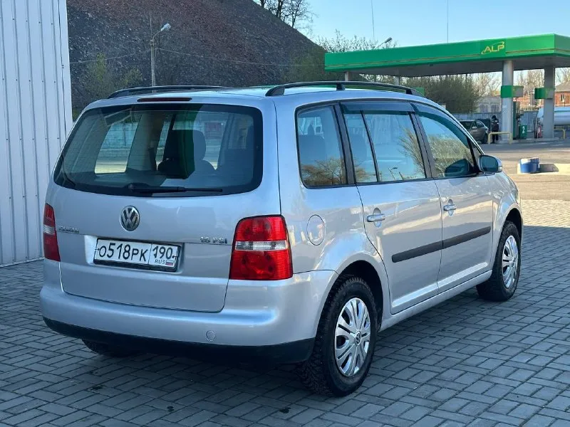 Продам volkswagen touran 1.6 бензин год выпуска 2004 пробег 170000 тысяч родной пробег коробка механика кузов в идеальном состоянии, без дтп, без ржавчин, без вмятин, без коррозии, по двигателю всё идеально, не троит, не дымит, коробка работает идеально, все скорости включаются не выбиваю, не хрустят, салон чистый ухоженный, по комплектации кондиционер подогрев сидений лэ стекло подъемники и многое другое цена 650 000 +7 📞 звоните: +7(949)3943583 - фотография - 3