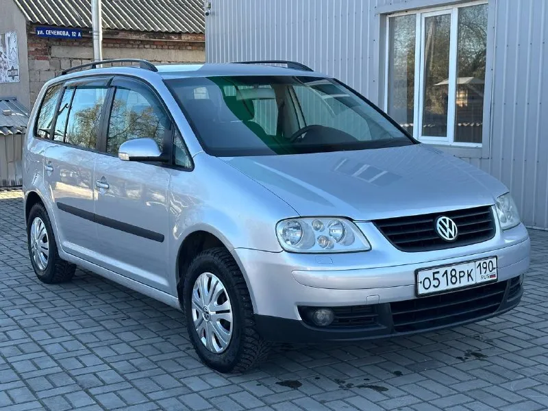 Продам volkswagen touran 1.6 бензин год выпуска 2004 пробег 170000 тысяч родной пробег коробка механика кузов в идеальном состоянии, без дтп, без ржавчин, без вмятин, без коррозии, по двигателю всё идеально, не троит, не дымит, коробка работает идеально, все скорости включаются не выбиваю, не хрустят, салон чистый ухоженный, по комплектации кондиционер подогрев сидений лэ стекло подъемники и многое другое цена 650 000 +7 📞 звоните: +7(949)3943583 - фотография - 4
