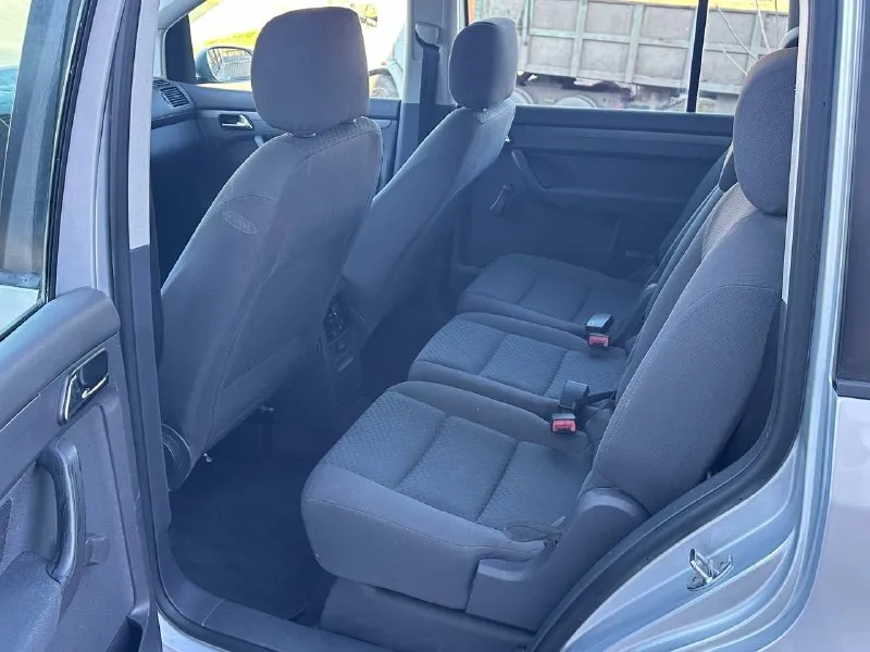 Продам volkswagen touran 1.6 бензин год выпуска 2004 пробег 170000 тысяч родной пробег коробка механика кузов в идеальном состоянии, без дтп, без ржавчин, без вмятин, без коррозии, по двигателю всё идеально, не троит, не дымит, коробка работает идеально, все скорости включаются не выбиваю, не хрустят, салон чистый ухоженный, по комплектации кондиционер подогрев сидений лэ стекло подъемники и многое другое цена 650 000 +7 📞 звоните: +7(949)3943583 - фотография - 5