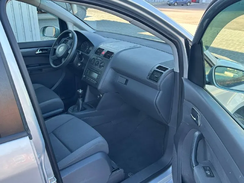 Продам volkswagen touran 1.6 бензин год выпуска 2004 пробег 170000 тысяч родной пробег коробка механика кузов в идеальном состоянии, без дтп, без ржавчин, без вмятин, без коррозии, по двигателю всё идеально, не троит, не дымит, коробка работает идеально, все скорости включаются не выбиваю, не хрустят, салон чистый ухоженный, по комплектации кондиционер подогрев сидений лэ стекло подъемники и многое другое цена 650 000 +7 📞 звоните: +7(949)3943583 - фотография - 6