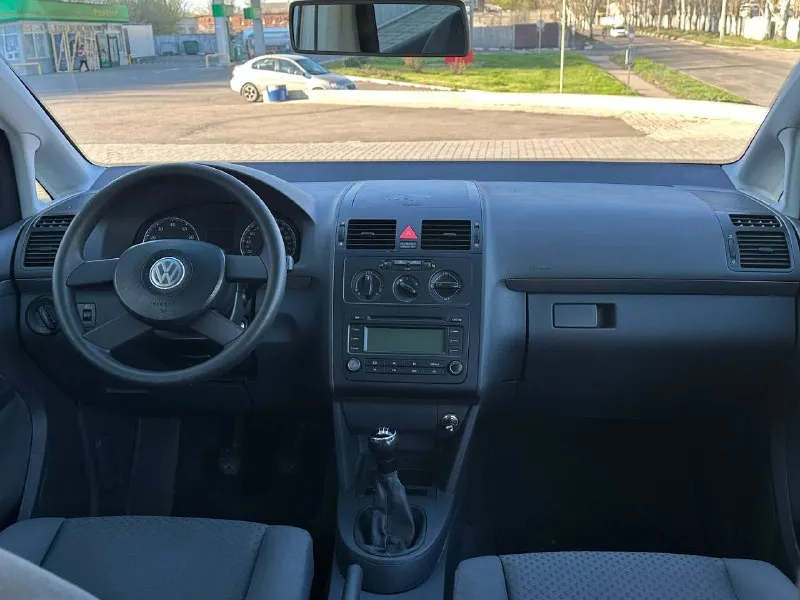 Продам volkswagen touran 1.6 бензин год выпуска 2004 пробег 170000 тысяч родной пробег коробка механика кузов в идеальном состоянии, без дтп, без ржавчин, без вмятин, без коррозии, по двигателю всё идеально, не троит, не дымит, коробка работает идеально, все скорости включаются не выбиваю, не хрустят, салон чистый ухоженный, по комплектации кондиционер подогрев сидений лэ стекло подъемники и многое другое цена 650 000 +7 📞 звоните: +7(949)3943583 - фотография - 7