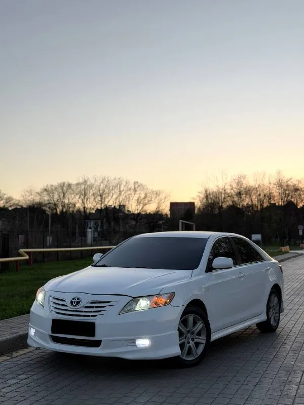 🔥 toyota camry xv40, 2010г — проверенный временем, комфортный и стильный автомобиль! двигатель 2.5 бензин — работает ровно и стабильно, не дымит, масло не расходует, тянет уверенно, вложений не требует. 6 ступенчатый автомат (aisin) — переключает плавно, без пинков и каких-либо нареканий. ходовая часть — отрабатывает мягко, без посторонних звуков. 💎 черный кожаный салон, сиденья с боковыми поддержками, без потертостей, в отличном состоянии. мультируль, удобная посадка, всё для комфортной езды. 🚘по внешнему виду — на автомобиле красивый, индивидуальный обвес (юбка) 📍 осмотр: донецк 🔄 возможен обмен 💳 помогу с оформлением кредита 💰 цена: 1 030 000 ₽ (торг у капота) ☎️ +7 949 453-80-40 ☎️ +7 949 742-53-98 номер рф: 89281188827 📞 звоните: +7(949)4538040 - фотография - 1