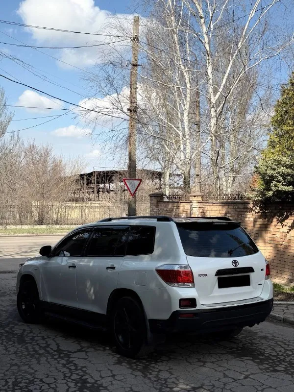 🔥 toyota highlander xu40, 2011г, рестайлинг! — многофункциональный кроссовер: надёжность, комфорт и мощь! двигатель 3.5 бензин — не дымит, масло не расходует, тяга отличная, мотор вложений не требует коробка автомат — переключает плавно и мягко, без рывков и нареканий. ходовая часть — полностью обслужена, без вложений. 💎 салон в отличном состоянии: максимальная комплектация, третий ряд, многозонный климат-контроль и всё необходимое для комфорта. 🚘 автомобиль ухоженный, соответствует фотографиям 📍 осмотр: донецк 🔄 возможен обмен 💳 возможна продажа в кредит 💰 цена: 1 680 000 ₽ (торг реальному покупателю у автомобиля) ☎️ +7 949 453-80-40 ☎️ +7 949 742-53-98 номер рф: 89281188827 📞 звоните: +7(949)4538040 - фотография - 4