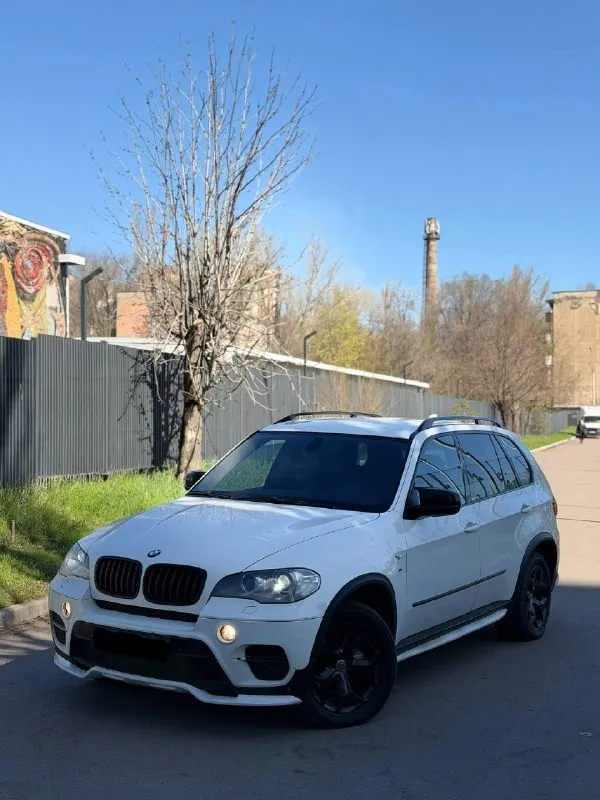 В продаже bmw x5 2012 года - рестайлинг! автомобиль в отличном состоянии. двигатель 3.0 twinturbo — работает идеально: не дымит, масло не берет, динамика на все 306 л. с. переключает плавно, без пинков. ходовая часть — мячик, без стуков, полностью исправна. достойный, коричневый, кожаный салон в отличном состоянии: электрорегулировки сидений, память сидений, мультируль. все что должен сочетать комфортный и быстрый автомобиль. по кузову автомобиль соответствует фотографиям. 📍 осмотр: донецк возможен обмен. также помогу с оформлением кредита. 💰 цена: 1 650 000 ₽, торг у автомобиля ☎️ +7 949 453-80-40 ☎️ +7 949 742-53-98 номер рф: 89281188827 📞 звоните: +7(949)4538040 - фотография - 1