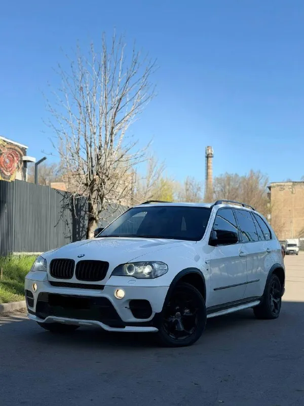 В продаже bmw x5 2012 года - рестайлинг! автомобиль в отличном состоянии. двигатель 3.0 twinturbo — работает идеально: не дымит, масло не берет, динамика на все 306 л. с. переключает плавно, без пинков. ходовая часть — мячик, без стуков, полностью исправна. достойный, коричневый, кожаный салон в отличном состоянии: электрорегулировки сидений, память сидений, мультируль. все что должен сочетать комфортный и быстрый автомобиль. по кузову автомобиль соответствует фотографиям. 📍 осмотр: донецк возможен обмен. также помогу с оформлением кредита. 💰 цена: 1 650 000 ₽, торг у автомобиля ☎️ +7 949 453-80-40 ☎️ +7 949 742-53-98 номер рф: 89281188827 📞 звоните: +7(949)4538040 - фотография - 2