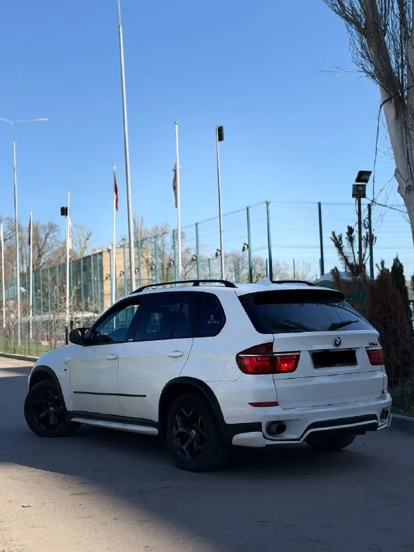 В продаже bmw x5 2012 года - рестайлинг! автомобиль в отличном состоянии. двигатель 3.0 twinturbo — работает идеально: не дымит, масло не берет, динамика на все 306 л. с. переключает плавно, без пинков. ходовая часть — мячик, без стуков, полностью исправна. достойный, коричневый, кожаный салон в отличном состоянии: электрорегулировки сидений, память сидений, мультируль. все что должен сочетать комфортный и быстрый автомобиль. по кузову автомобиль соответствует фотографиям. 📍 осмотр: донецк возможен обмен. также помогу с оформлением кредита. 💰 цена: 1 650 000 ₽, торг у автомобиля ☎️ +7 949 453-80-40 ☎️ +7 949 742-53-98 номер рф: 89281188827 📞 звоните: +7(949)4538040 - фотография - 3