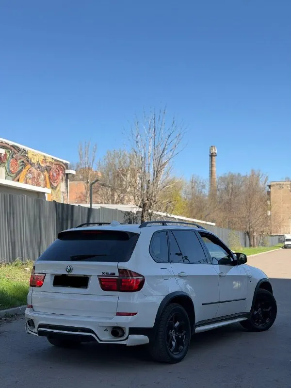 В продаже bmw x5 2012 года - рестайлинг! автомобиль в отличном состоянии. двигатель 3.0 twinturbo — работает идеально: не дымит, масло не берет, динамика на все 306 л. с. переключает плавно, без пинков. ходовая часть — мячик, без стуков, полностью исправна. достойный, коричневый, кожаный салон в отличном состоянии: электрорегулировки сидений, память сидений, мультируль. все что должен сочетать комфортный и быстрый автомобиль. по кузову автомобиль соответствует фотографиям. 📍 осмотр: донецк возможен обмен. также помогу с оформлением кредита. 💰 цена: 1 650 000 ₽, торг у автомобиля ☎️ +7 949 453-80-40 ☎️ +7 949 742-53-98 номер рф: 89281188827 📞 звоните: +7(949)4538040 - фотография - 4