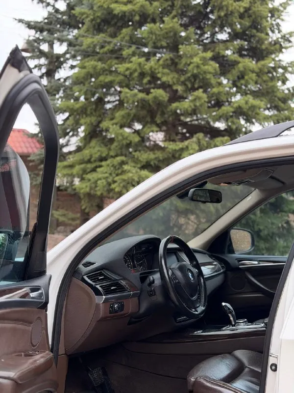 В продаже bmw x5 2012 года - рестайлинг! автомобиль в отличном состоянии. двигатель 3.0 twinturbo — работает идеально: не дымит, масло не берет, динамика на все 306 л. с. переключает плавно, без пинков. ходовая часть — мячик, без стуков, полностью исправна. достойный, коричневый, кожаный салон в отличном состоянии: электрорегулировки сидений, память сидений, мультируль. все что должен сочетать комфортный и быстрый автомобиль. по кузову автомобиль соответствует фотографиям. 📍 осмотр: донецк возможен обмен. также помогу с оформлением кредита. 💰 цена: 1 650 000 ₽, торг у автомобиля ☎️ +7 949 453-80-40 ☎️ +7 949 742-53-98 номер рф: 89281188827 📞 звоните: +7(949)4538040 - фотография - 5
