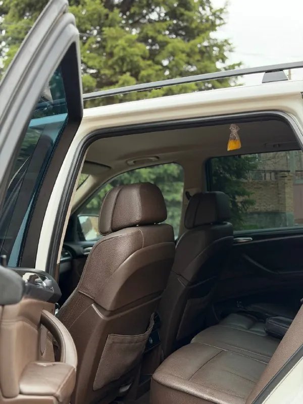 В продаже bmw x5 2012 года - рестайлинг! автомобиль в отличном состоянии. двигатель 3.0 twinturbo — работает идеально: не дымит, масло не берет, динамика на все 306 л. с. переключает плавно, без пинков. ходовая часть — мячик, без стуков, полностью исправна. достойный, коричневый, кожаный салон в отличном состоянии: электрорегулировки сидений, память сидений, мультируль. все что должен сочетать комфортный и быстрый автомобиль. по кузову автомобиль соответствует фотографиям. 📍 осмотр: донецк возможен обмен. также помогу с оформлением кредита. 💰 цена: 1 650 000 ₽, торг у автомобиля ☎️ +7 949 453-80-40 ☎️ +7 949 742-53-98 номер рф: 89281188827 📞 звоните: +7(949)4538040 - фотография - 6
