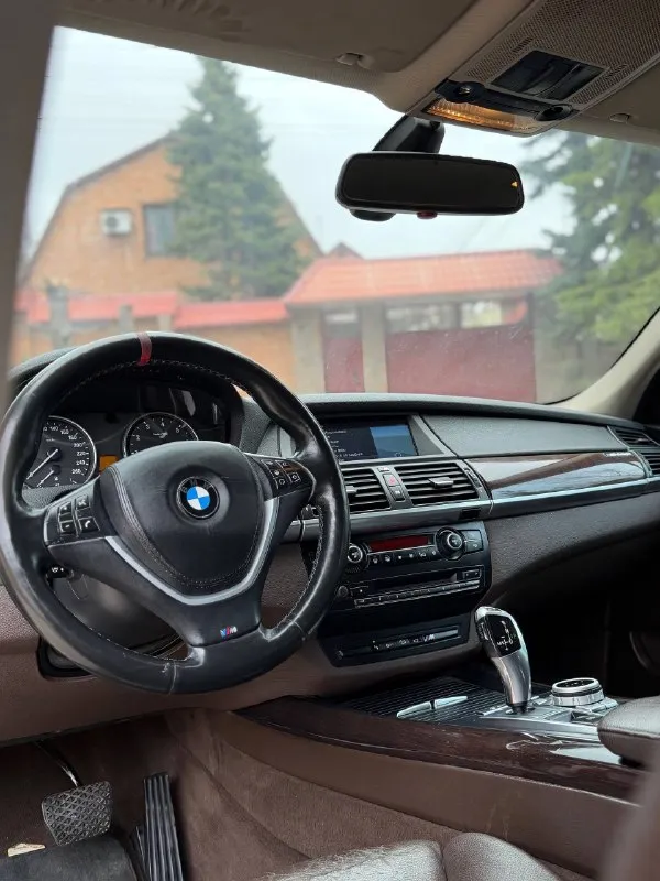 В продаже bmw x5 2012 года - рестайлинг! автомобиль в отличном состоянии. двигатель 3.0 twinturbo — работает идеально: не дымит, масло не берет, динамика на все 306 л. с. переключает плавно, без пинков. ходовая часть — мячик, без стуков, полностью исправна. достойный, коричневый, кожаный салон в отличном состоянии: электрорегулировки сидений, память сидений, мультируль. все что должен сочетать комфортный и быстрый автомобиль. по кузову автомобиль соответствует фотографиям. 📍 осмотр: донецк возможен обмен. также помогу с оформлением кредита. 💰 цена: 1 650 000 ₽, торг у автомобиля ☎️ +7 949 453-80-40 ☎️ +7 949 742-53-98 номер рф: 89281188827 📞 звоните: +7(949)4538040 - фотография - 7