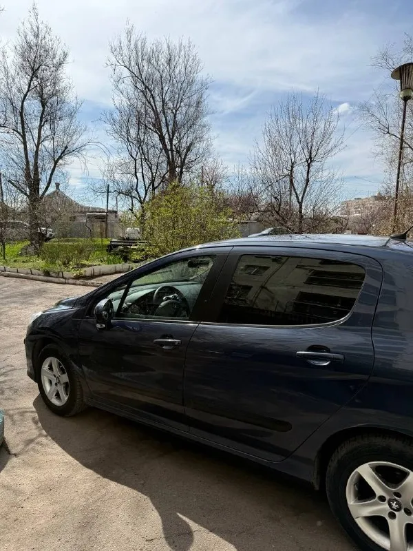 Peugeot 308 2009 г 1.6 16кл механическая кпп пробег 204020т автомобиль в отличном состоянии, двигатель, кпп, подвеска в идеале, авто обслужен сделано то. комплектация: abs подогрев заднего стекла 2х зонный климат контроль электро стекла электро зеркала усилитель руля регулировка руля по высоте 2 комплекта колёс на титановых дисках с документами полный порядок, 181 регион цена 480000 руб. торг уместен. автомобиль в луганске +79595135920 📞 звоните: +7(959)5135920 - фотография - 1
